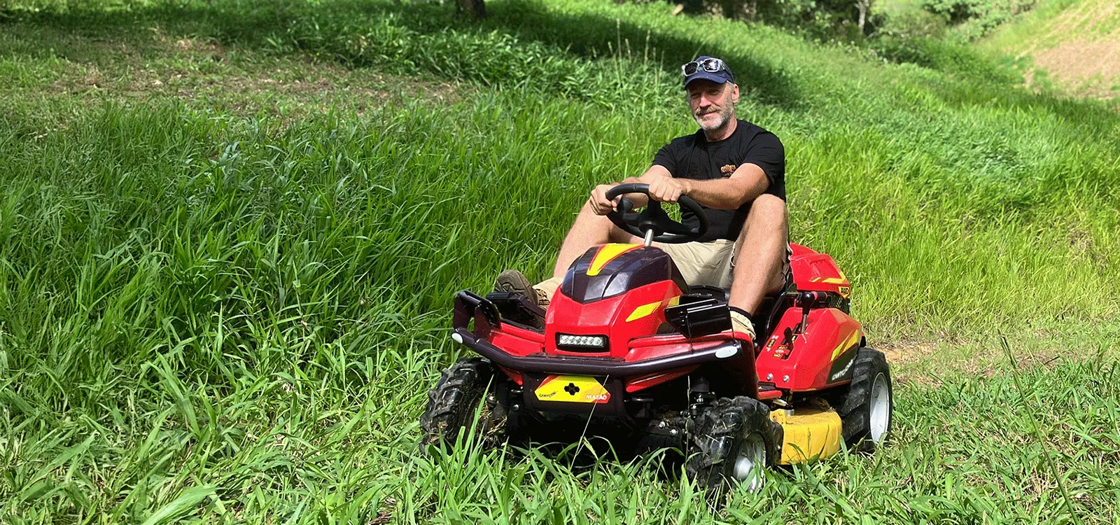 Canycom offers high-performance brush cutters for slopes and rough terrain. With walk-behind, ride-on, and remote-controlled models, they support efficient mowing in agricultural and public maintenance fields.