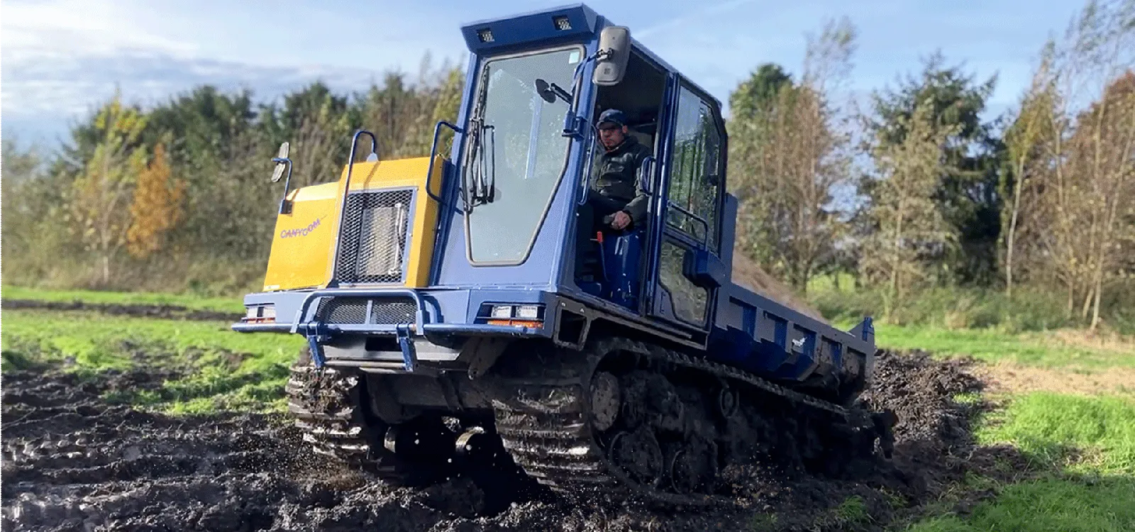 Canycom construction carriers feature a simple yet robust design with high mobility, ensuring efficient transport of heavy materials on slopes, rough terrain, and in confined job sites.